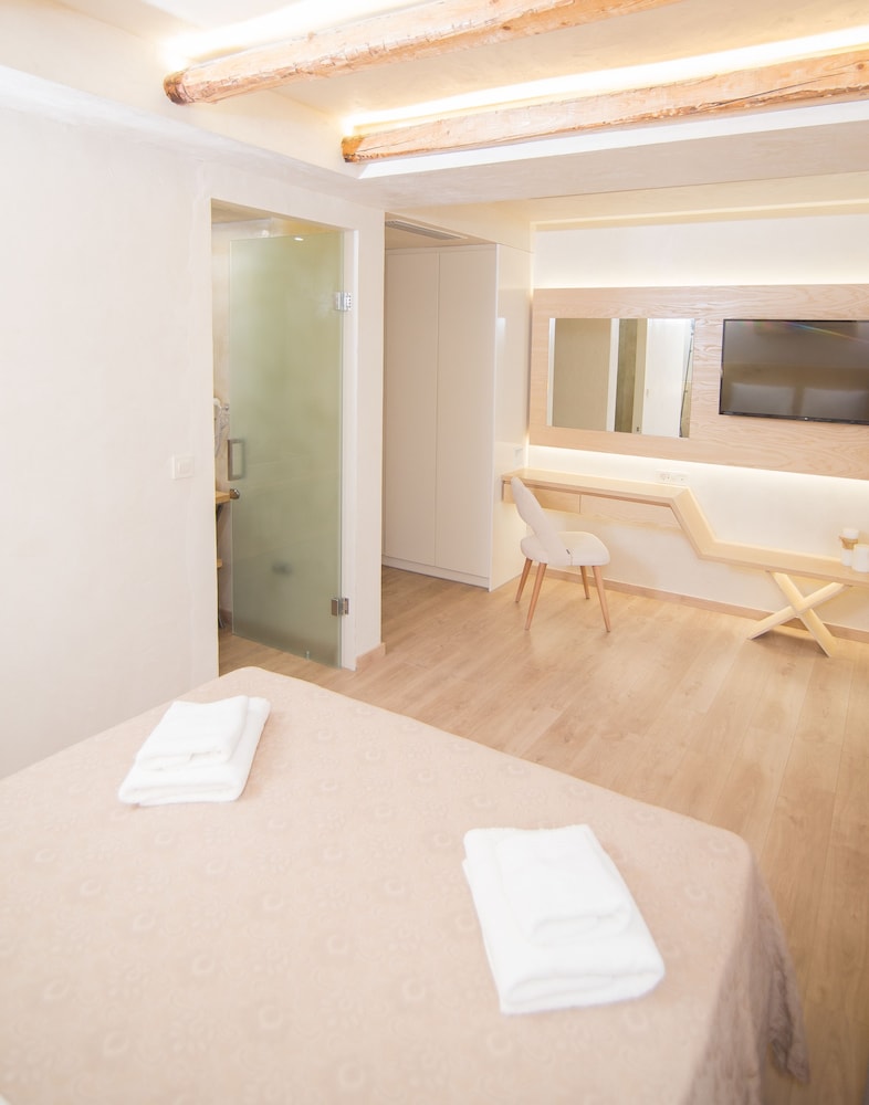 Superior Double Room, Balcony, City View photo 3