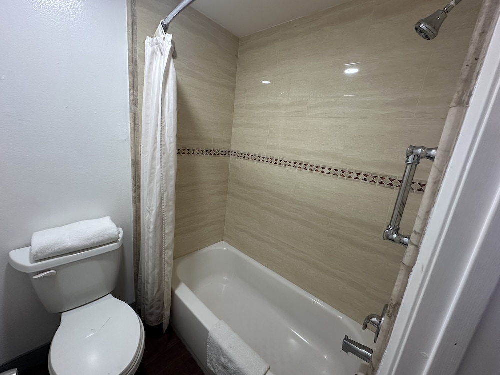 Basic Room, 1 King Bed, Non Smoking - Photo 10