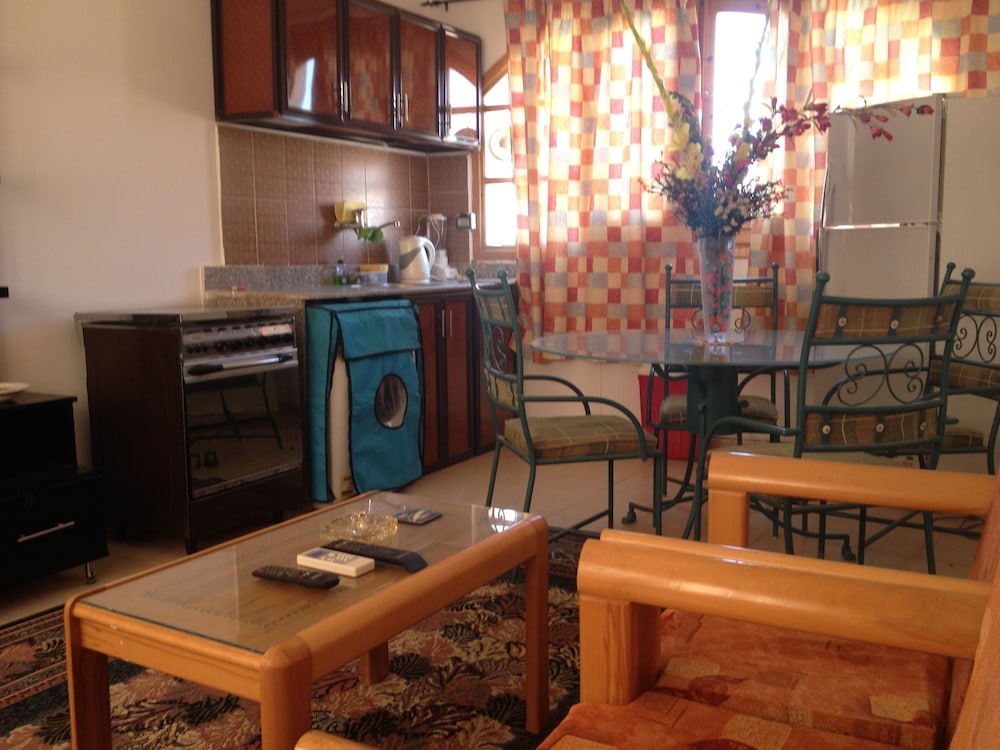Studio Suite, 3 Bedrooms, Smoking, Partial Sea View photo 2
