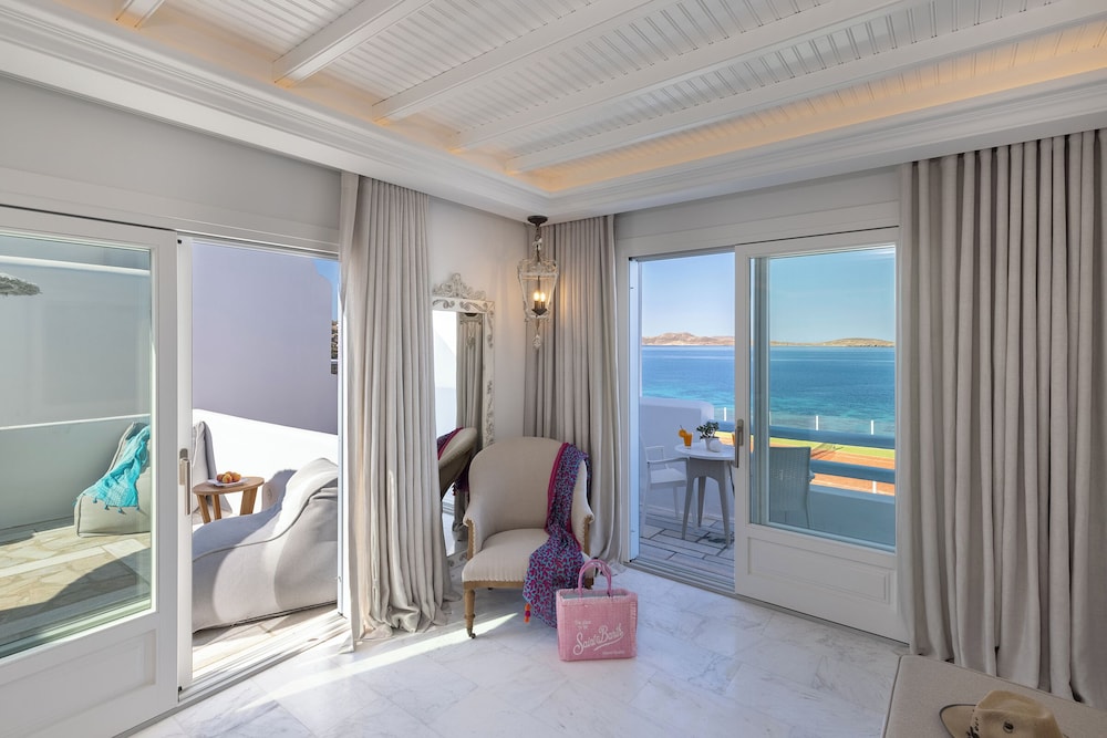 Signature Aegean Room with Outdoor Jetted Tub & Sea View photo 2