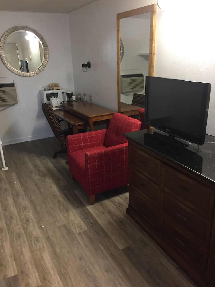 Deluxe Room, 1 King Bed, Refrigerator & Microwave photo 3