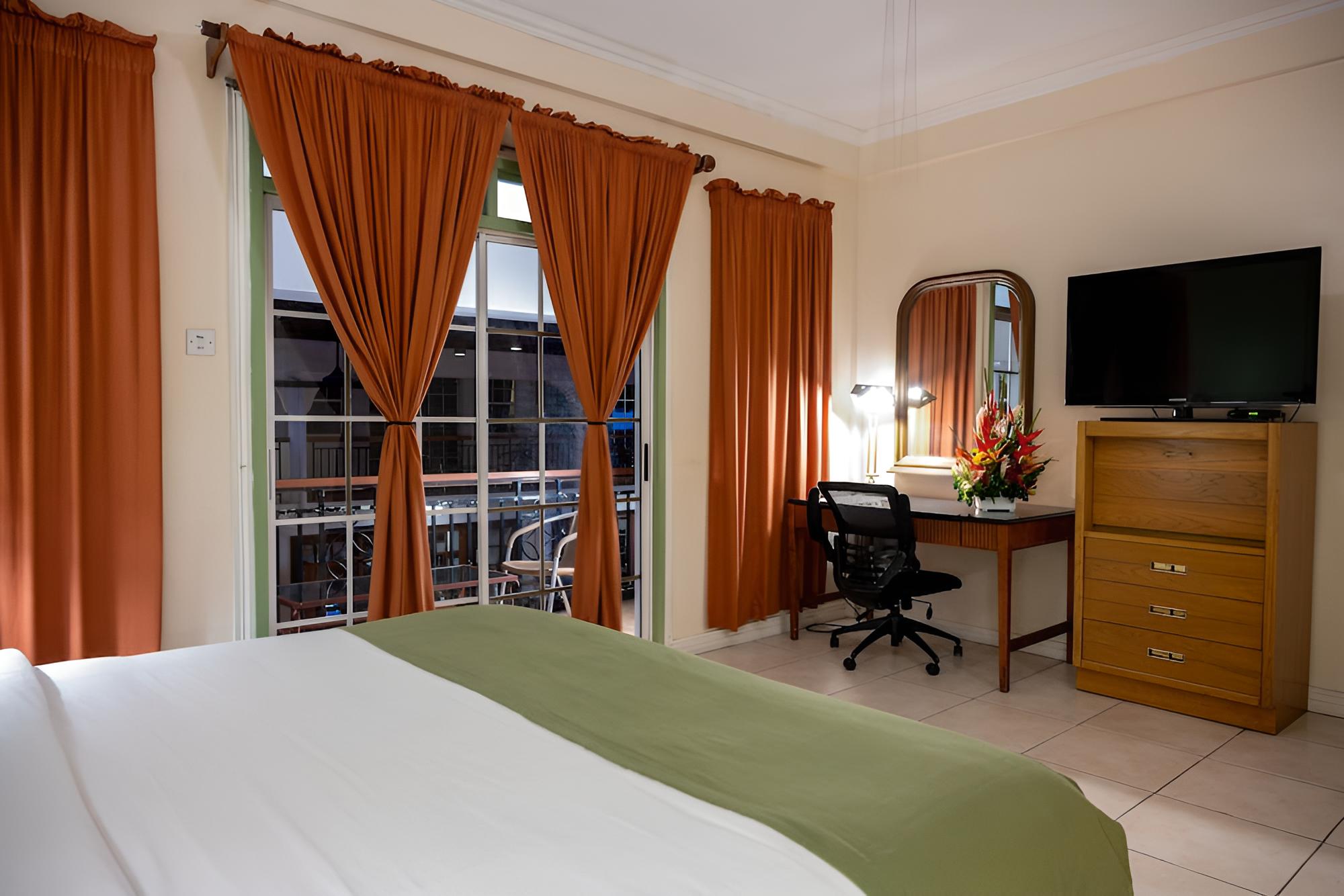 Luxury Suite, 1 King Bed, Balcony photo 2