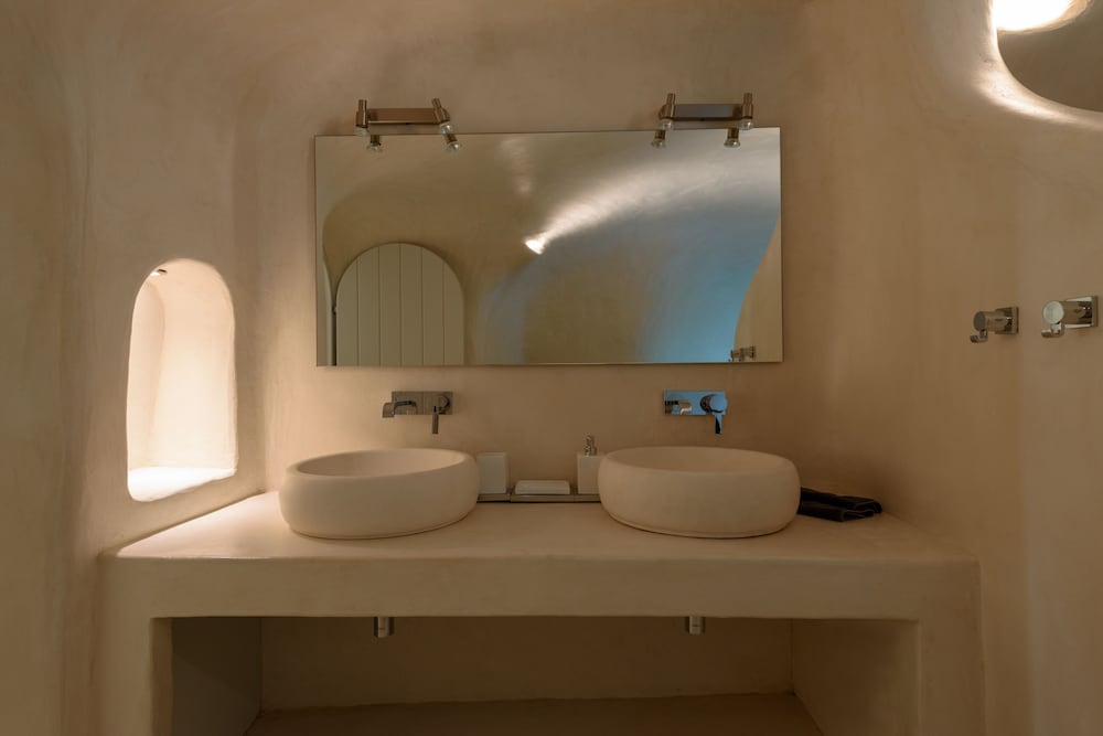 Kapari Honeymoon Suite with Private Indoor & Outdoor Hot tub - Photo 7