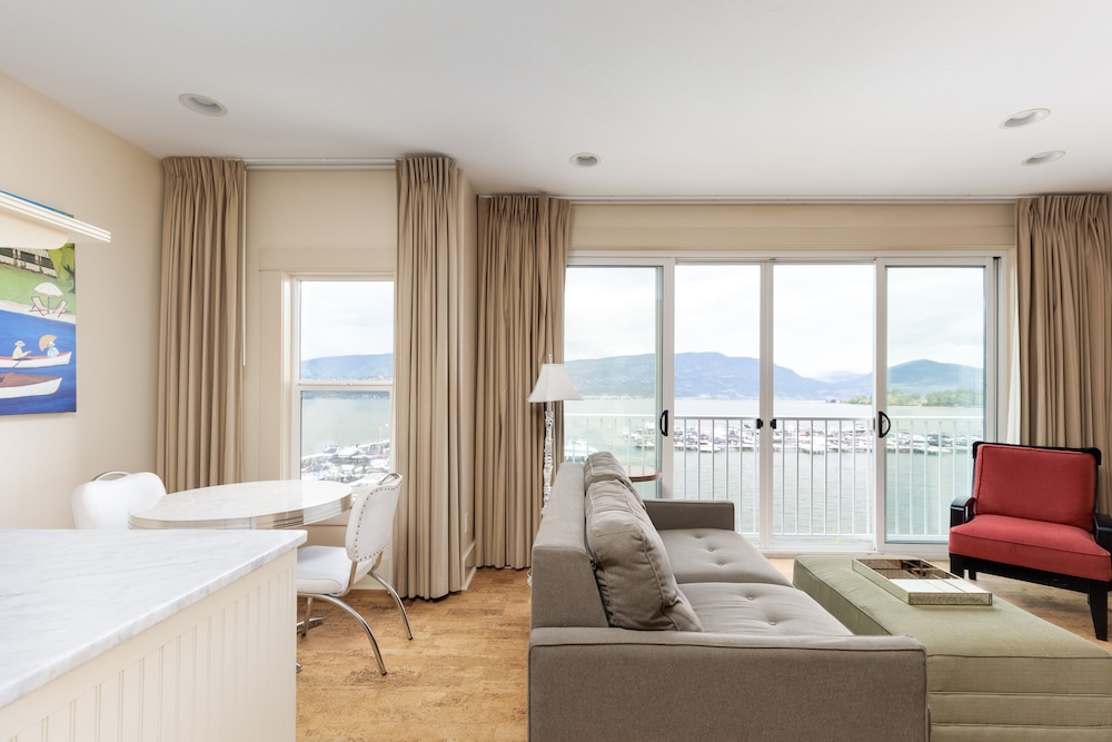 Luxury Suite, 1 King Bed, Lake View