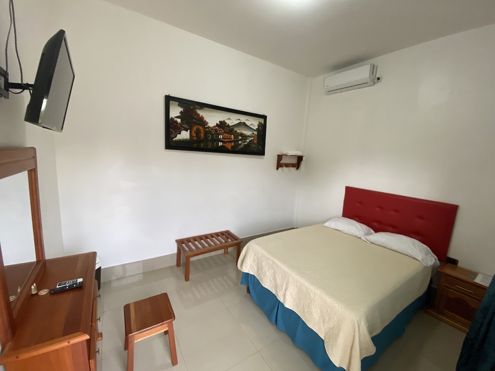 Economy Single Room, 1 Queen Bed, Shared Bathroom, Courtyard View