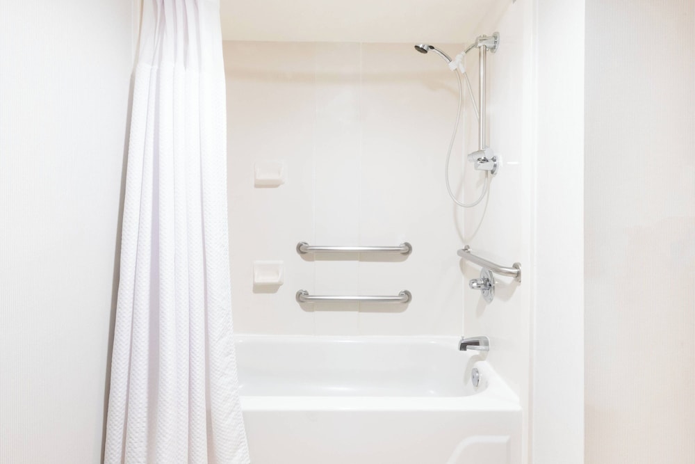 Room, Multiple Beds (Mobility Accessible, Tub) photo 3