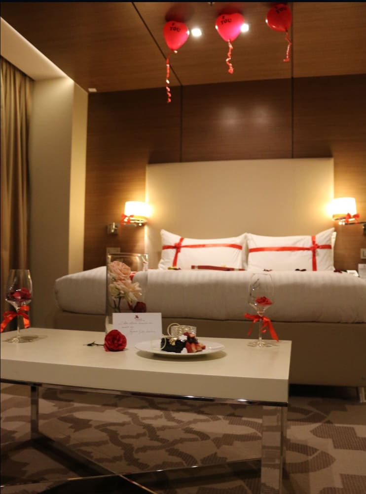 Junior Suite, 1 King Bed with Sofa bed photo 2