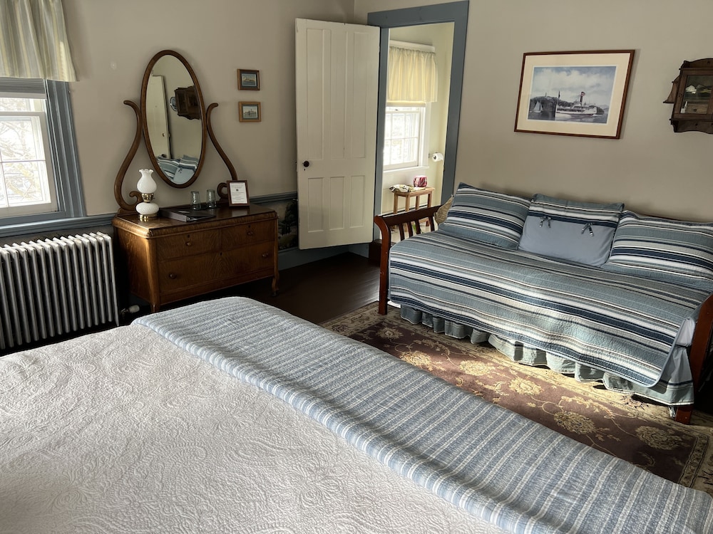Room, Private Bathroom (Lake Champlain Room) photo 3
