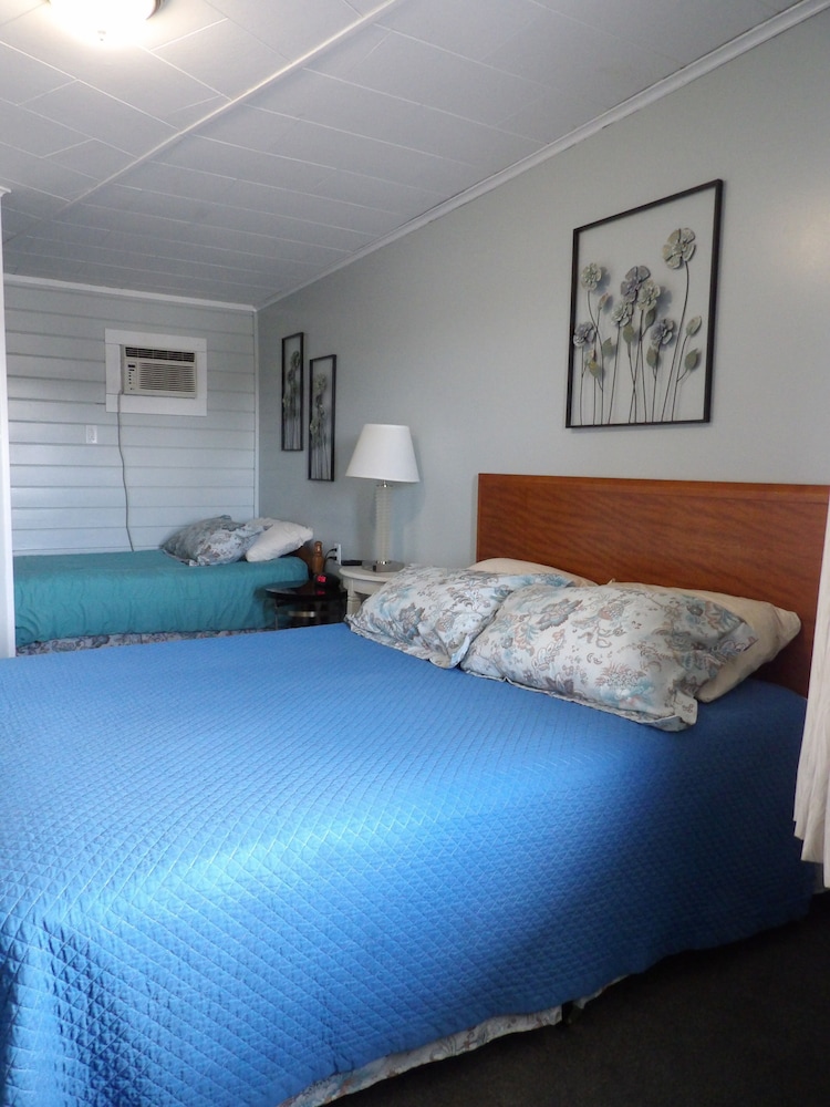Basic Double Or Twin Room, Multiple Beds, Mountain View photo 1