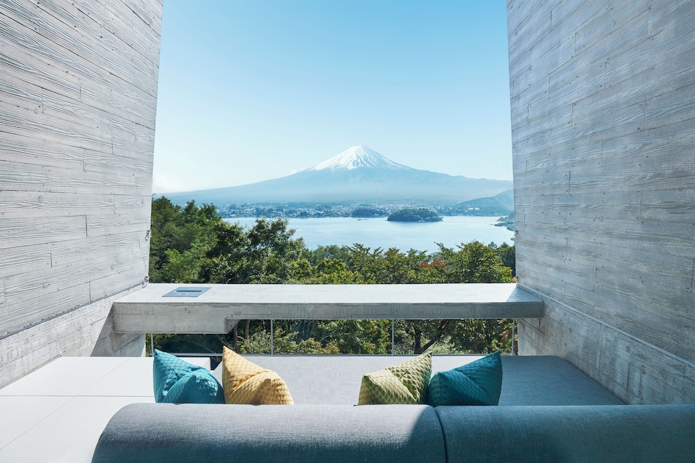 Twin bed room with mountain view photo 2