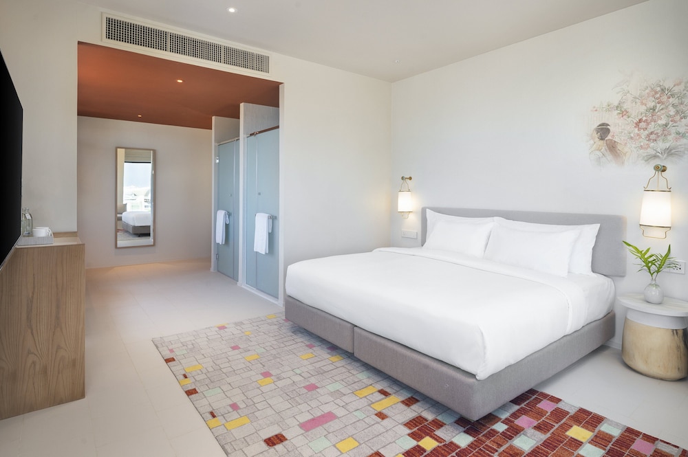 Deluxe Room, 1 King Bed (Premium) - Photo 7