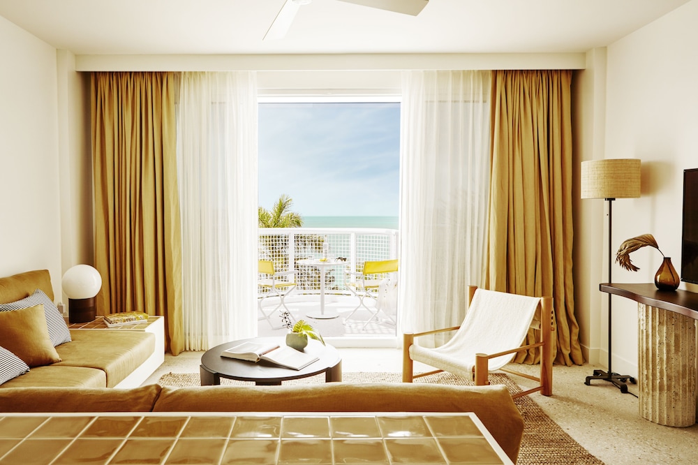 Suite, 1 King Bed (One Bedroom Oceanfacing Penthouse Sui) photo 1