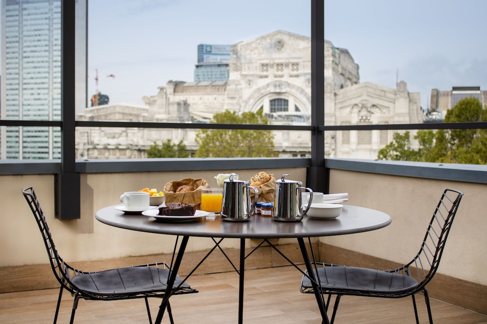 Deluxe Double Room, Terrace, City View thumbnail 6