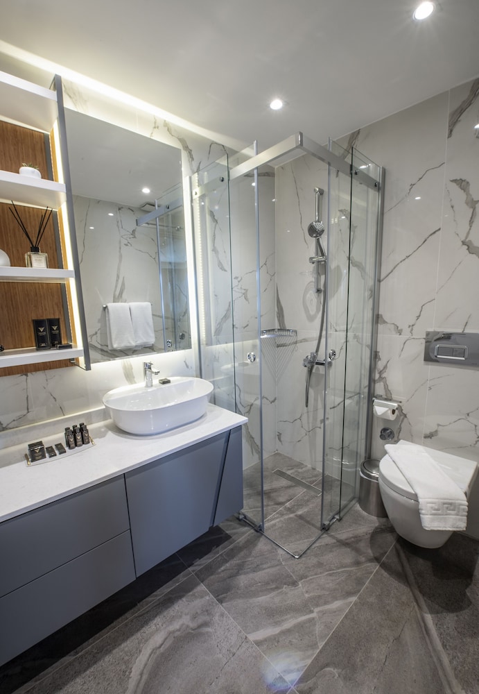 Superior Suite, 1 King Bed, Non Smoking, City View photo 3