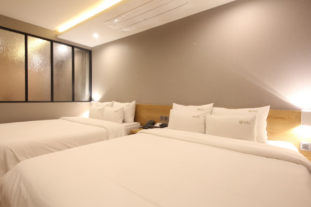 Family Room (1) - Photo 2