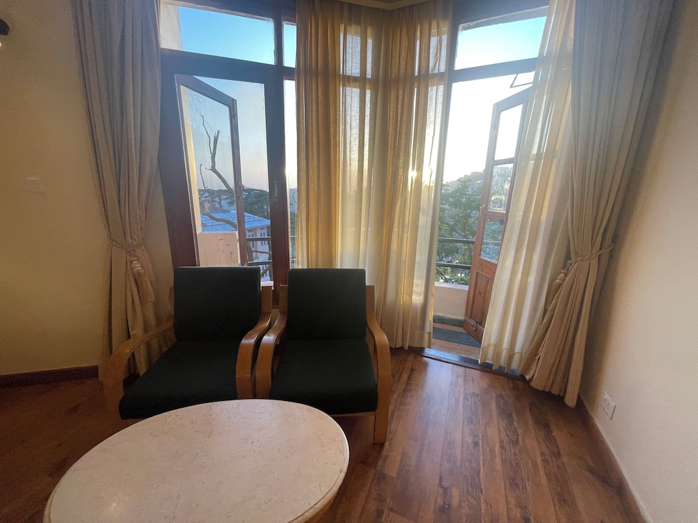 Super Deluxe Room with Small Balcony and Bathtub - Photo 10