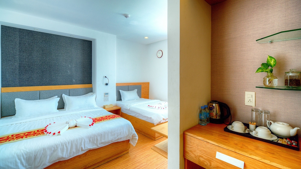Superior Triple Room, 1 Bedroom, City View photo 1