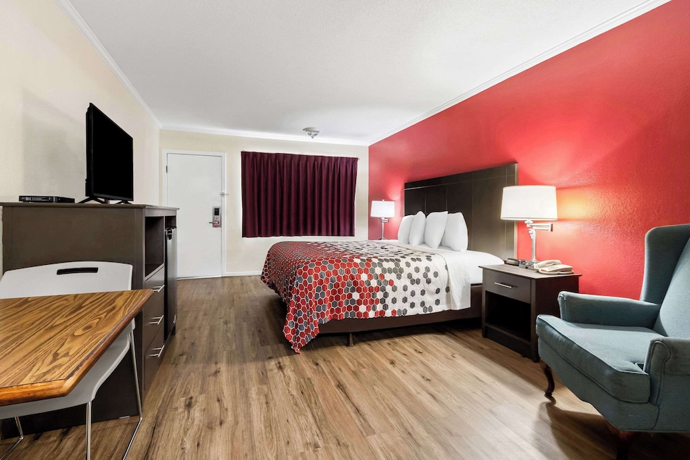 Standard Room, 1 King Bed, Non Smoking - Photo 3