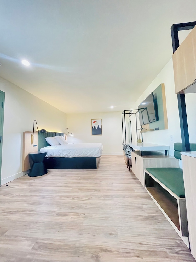 Deluxe Room, 1 King Bed with Sofa bed
