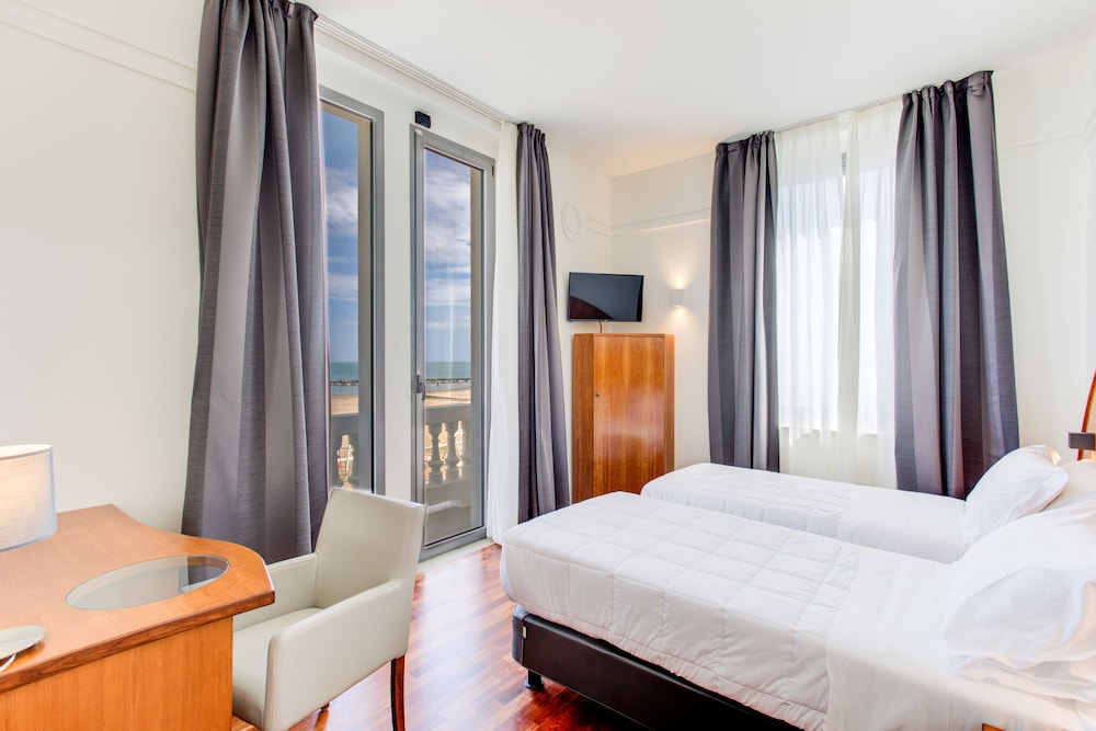 Double Room, Sea View - Photo 2