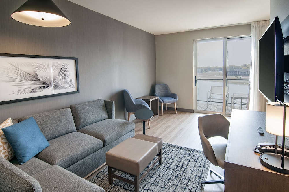 Room, 1 King Bed with Sofa bed, Accessible photo 3