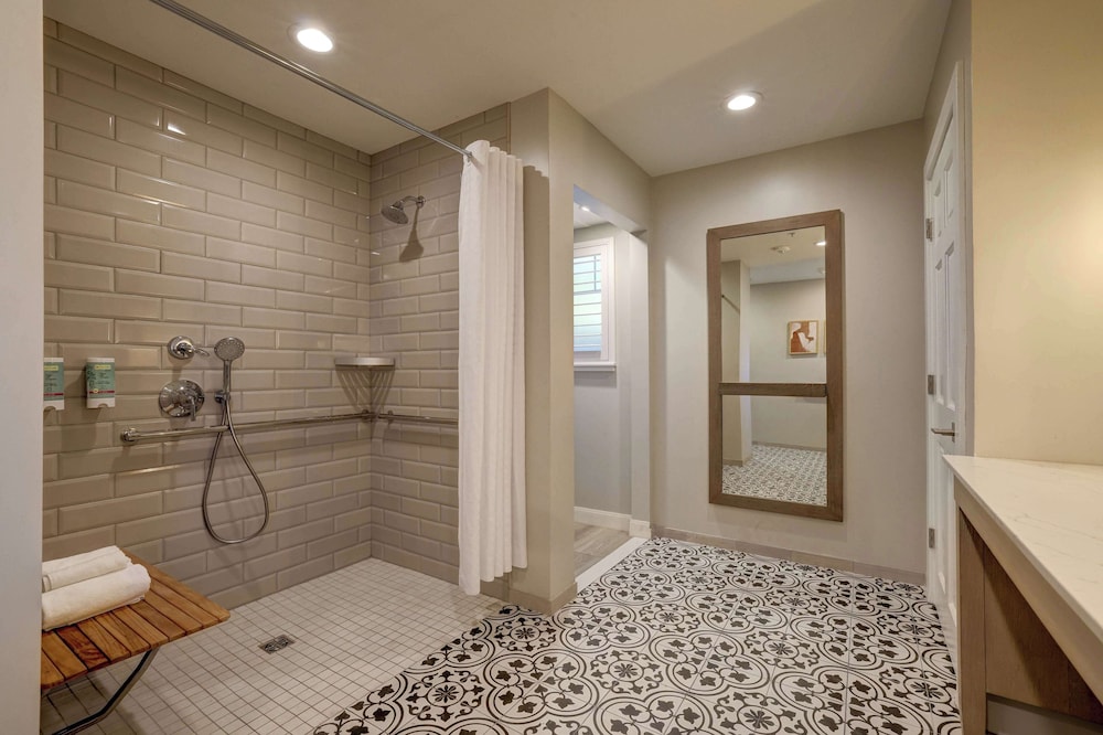 Suite, 1 Bedroom, Roll-in Shower (Mobility & Hearing) - Photo 4
