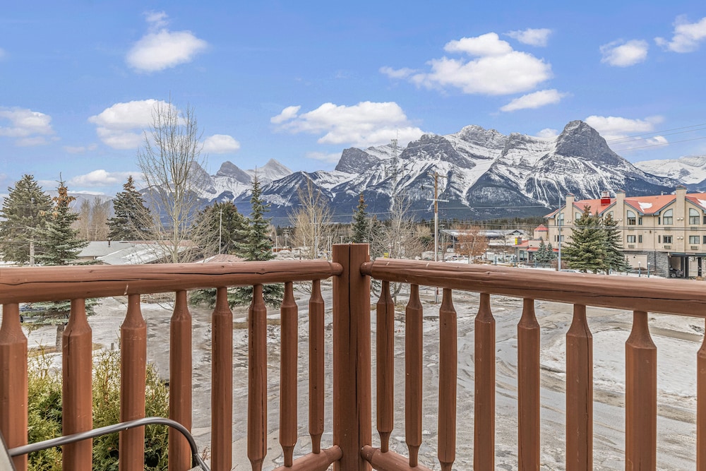 Deluxe Double Room, 2 Queen Beds, Balcony, Mountain View