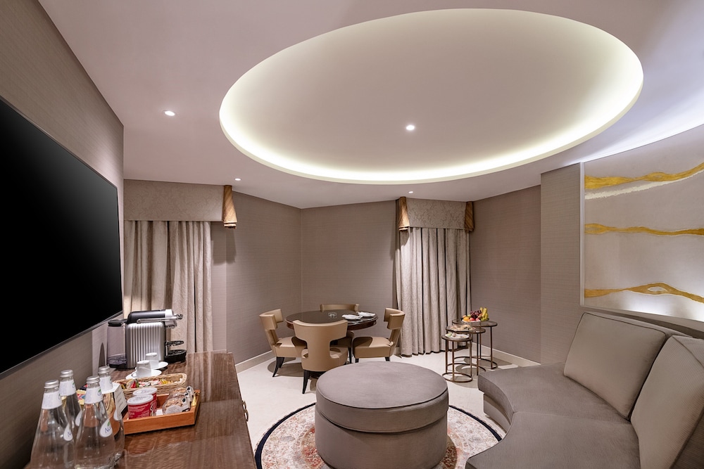 Executive two bedroom suite city view photo 3