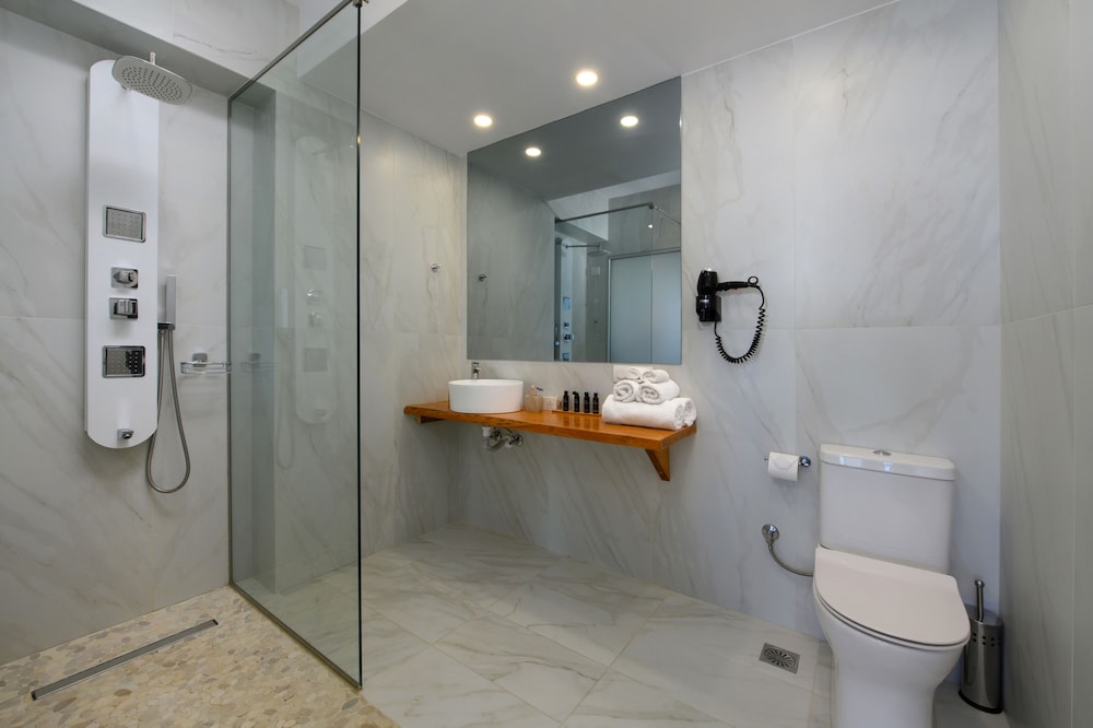 Essential Suite with Sea View - Photo 9