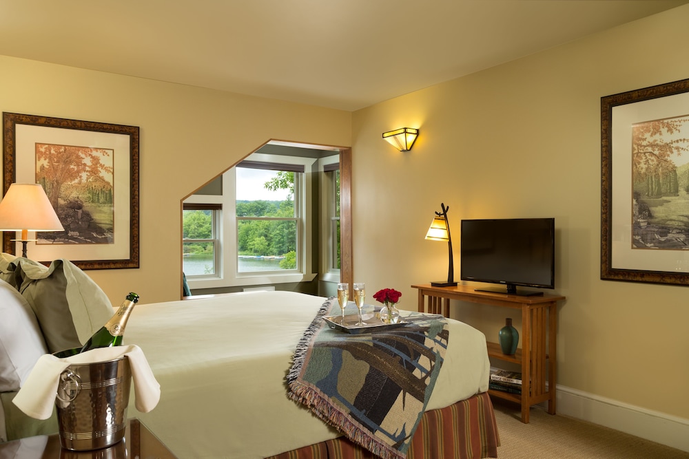 Romantic Single Room, 1 King Bed, Jetted Tub, Lake View