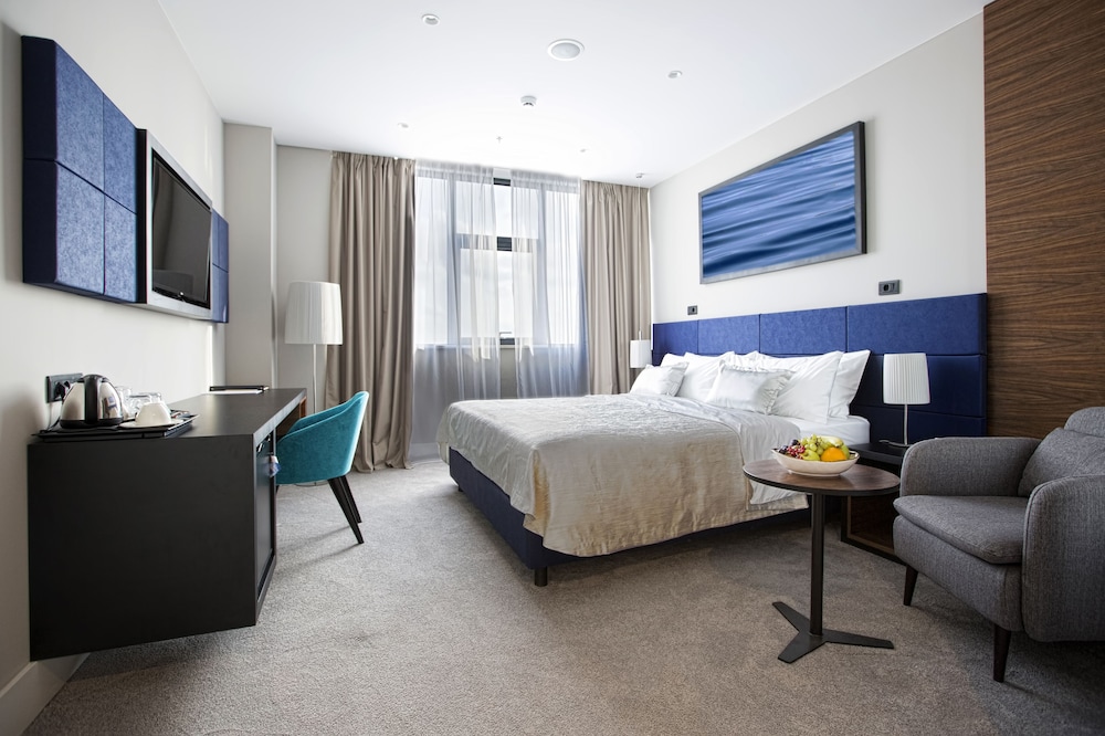 Superior Double or Twin Room, Partial Sea View