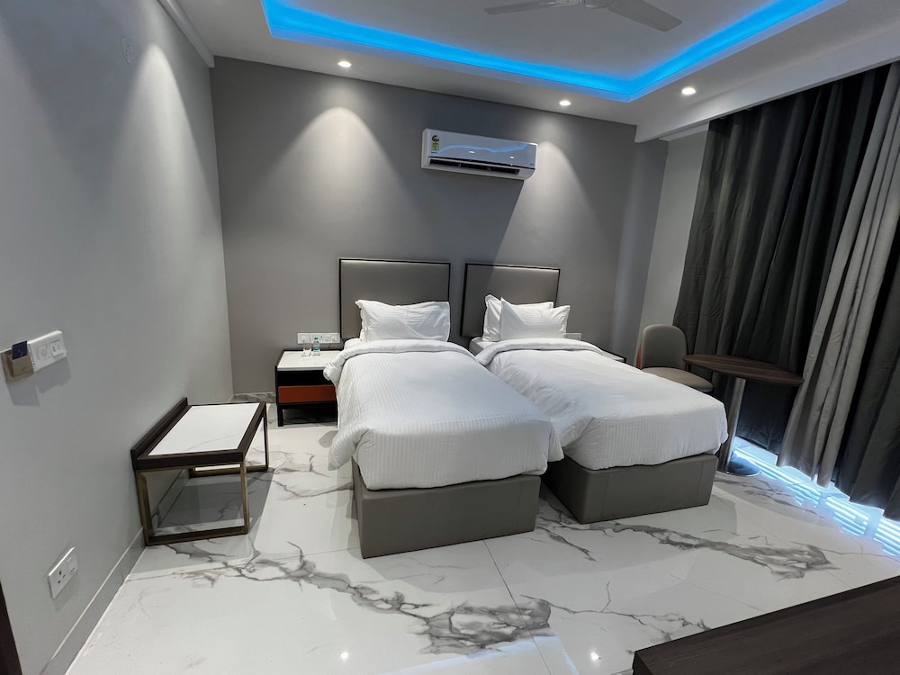 Executive Twin Room, Balcony - Photo 10