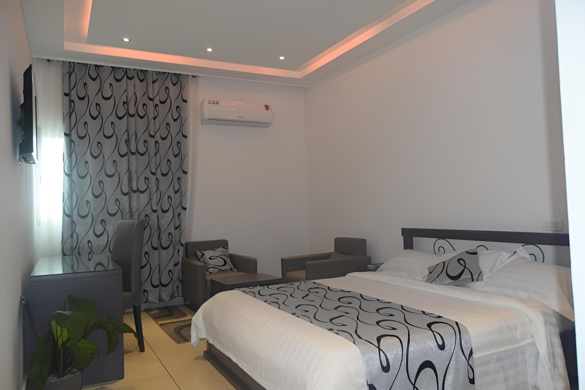 Superior Room, 1 King Bed, Non Smoking, Balcony photo 2