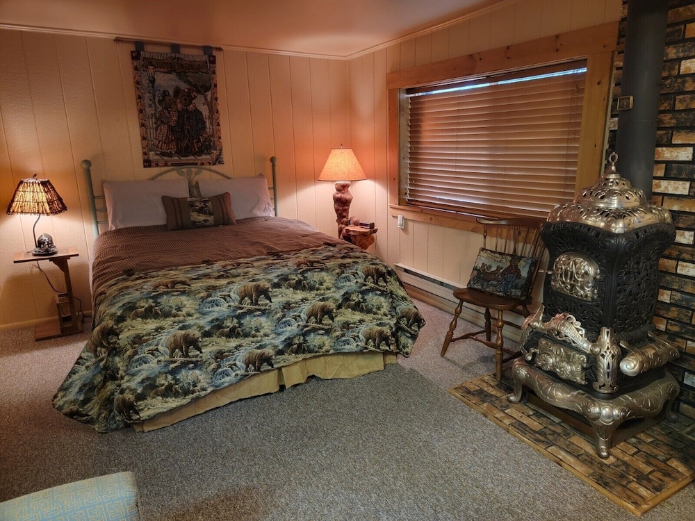 Cozy Rustic Cabin 8