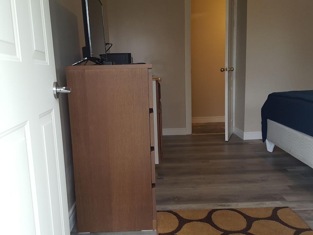 Standard Room, 1 Queen Bed photo 3