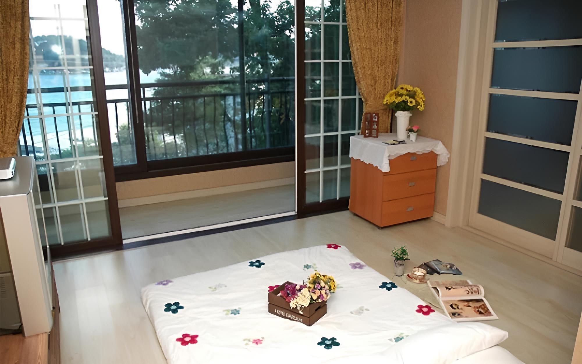 Room (Myeongmun Small Room B2)