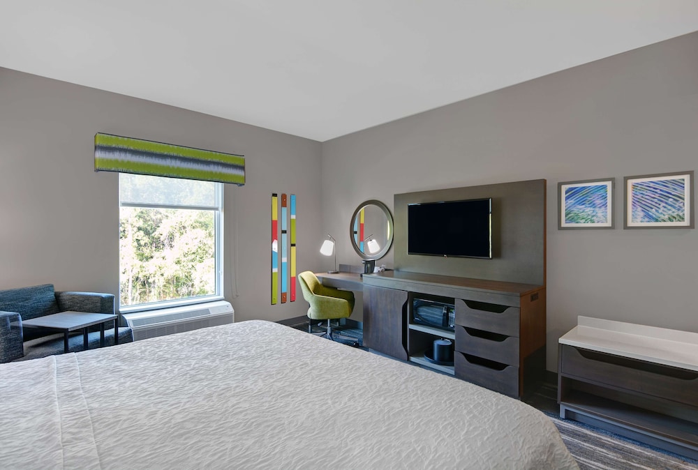 Studio, 1 King Bed, Refrigerator & Microwave (Wet bar) - Photo 2