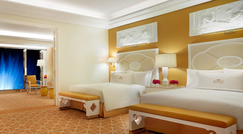 Fountain Suite Queens Lake View