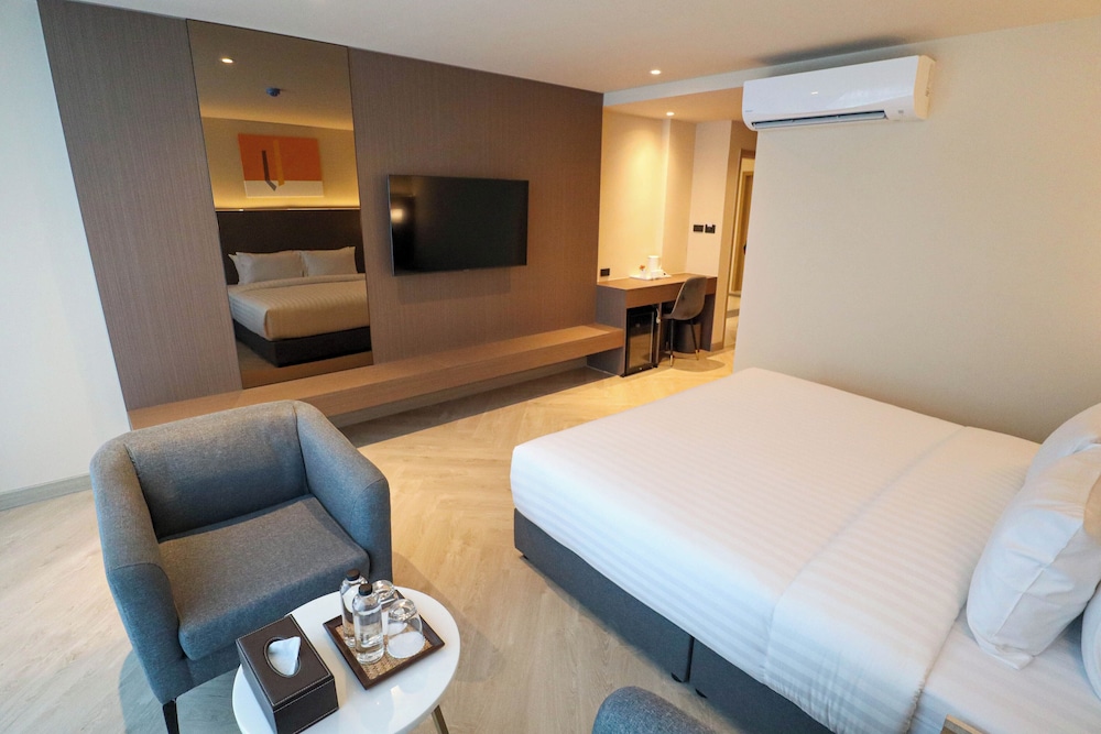 Deluxe Double Room, City View - Photo 11