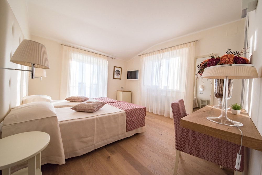 Superior Triple Room photo 3