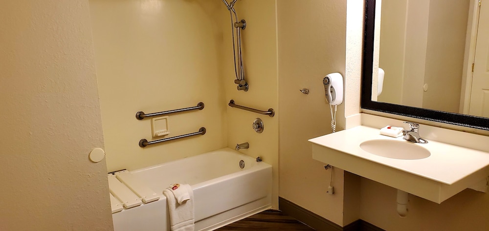 Room, 1 King Bed, Accessible, Non Smoking (Mobility) - Photo 5