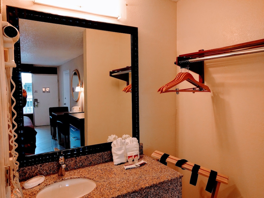 Deluxe Room, 2 Queen Beds, Refrigerator & Microwave - Photo 7