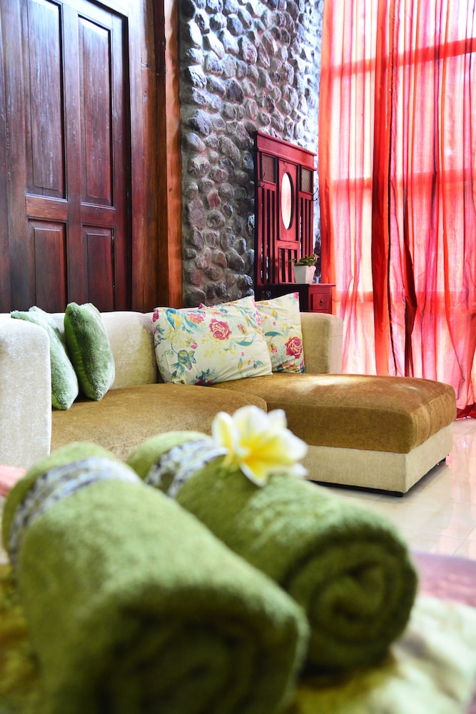 Family Single Room, 1 King Bed, Garden View, Garden Area