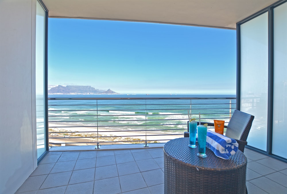 Sea Facing Table Mountain King Room With Balcony - Photo 4