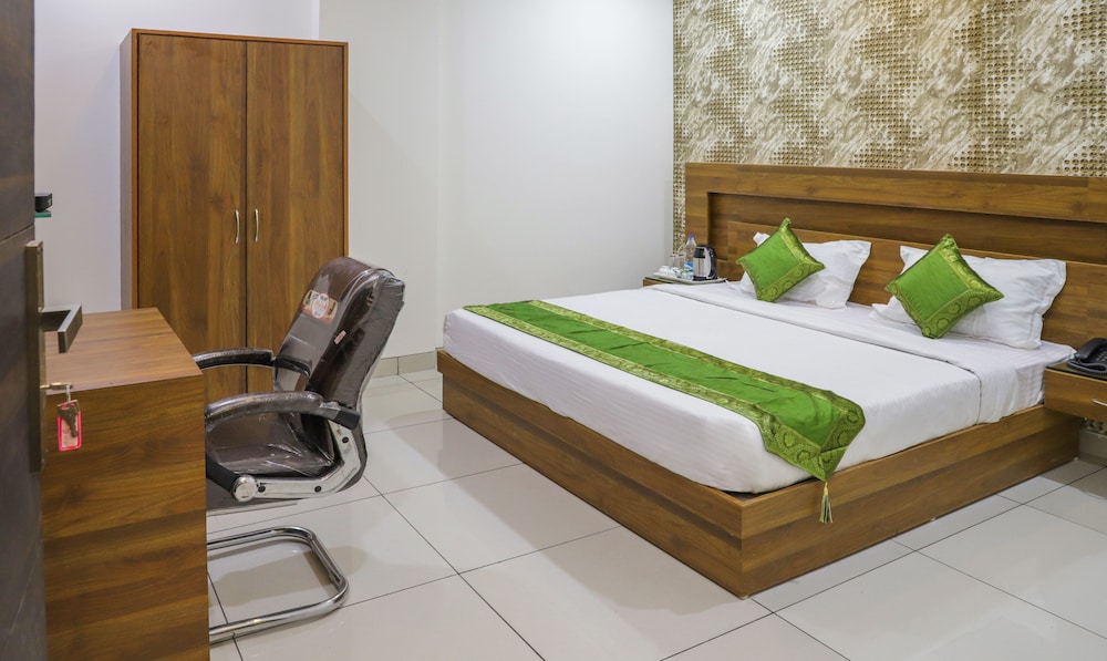 Deluxe Room, 1 King Bed, Non Smoking photo 1