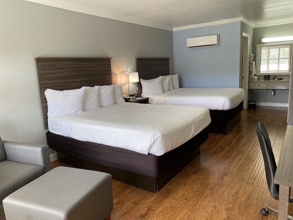 Deluxe Room, 2 Queen Beds, Pool View photo 2