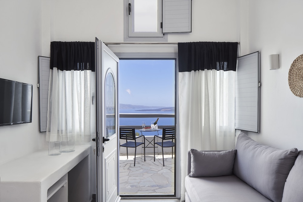 Family Suite with Caldera View - Photo 6