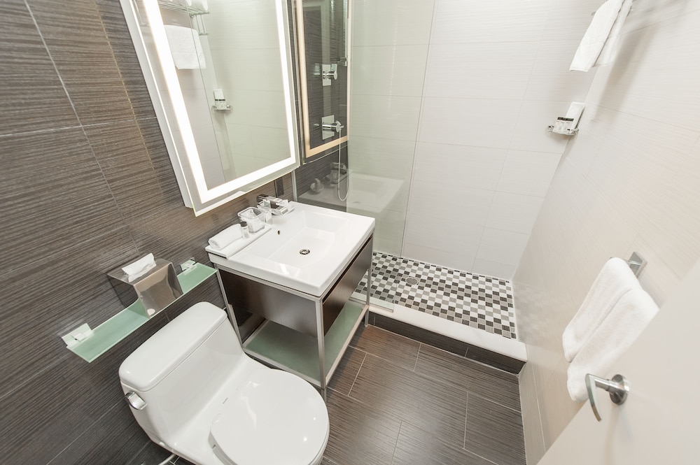 Superior Room, 1 Queen Bed, Accessible - Photo 5