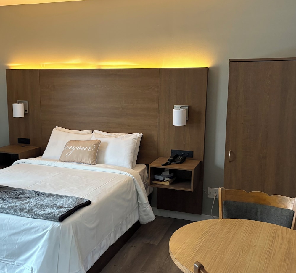 Standard Room, Multiple Beds, Roll-in Shower photo 1
