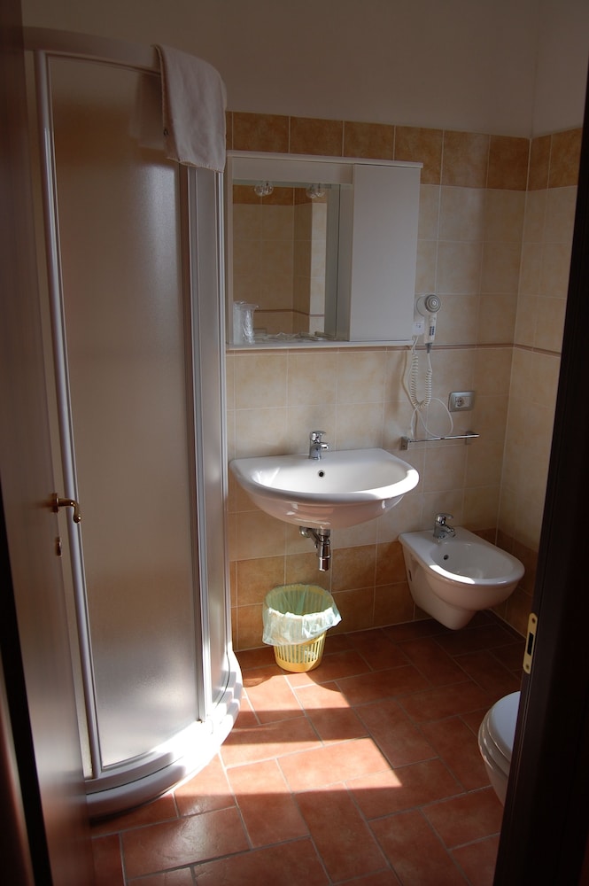 Deluxe Double Room, 2 Twin Beds, Private Bathroom, Tower photo 3